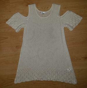 A knited cold shoulder tank top